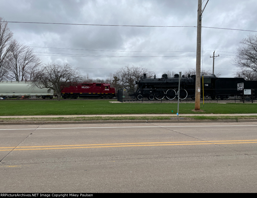 HLCX 1048 passing SOO 736